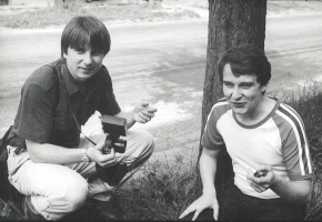 Vlastimil Mrva s bratrem Jiřím na Sokolské ulici 24. června 1986, několik hodin před besedou s Jaroslavem Foglarem v Klubu mládeže. foto: archiv -VM-