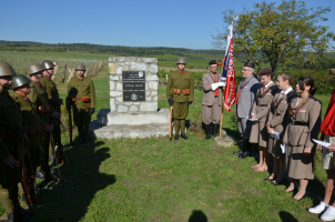 Členové brněnského Klubu vojenské historie a Tělocvičné jednoty Sokol Znojmo u pomníku.