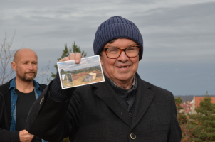 Předseda Okrašlovacího spolku ve Znojmě Lubomír Černošek ukázal pohlednice Vrbkova kamene vydané spolkem.