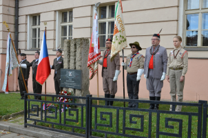 Čestnou stráž u pamětní desky drželi členové Orla, Sokola a Skautu.