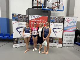 9718417e-zeny-bedrichova-molikova-a-chlubna-s-trenerkou-ivanou-kristelovou.jpeg