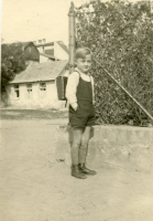 První cesta do školy s papírovou taškou.