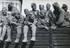 Sovětstší vojáci gardové jednotky vyzbrojeni samopaly PPS-43 směřují ze Znojma na západ. Z fotoarchivu JMM