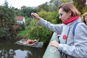 Lodičku spouští Karolína Šeneklová.