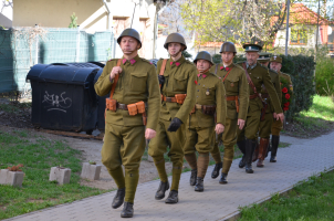 Nástup mužů z Klubu policejní historie Brno v prvorepublikových vojenských uniformách.