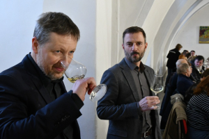 Ředitel Znovínu Znojmo Karel Matula a enolog Vinných sklepů Lechovice Jan Hrachovský představují řad mladých vín.