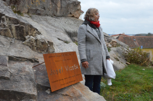 Jablko nepadá daleko od stromu. Rovněž Vlasákova dcera Dana se aktivně zajímá o historii rodného města.