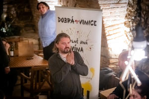 Prezident festivalu Jiří Ludvík se modlit nemusí – akce každým rokem zraje jak víno (vzadu za ním velký příznivec regionu a všeho dobrého, co nabízí, zpěvák Adam Plachetka).