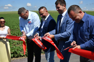 Přestřižením symbolické pásky ještě nekončí osmileté úsilí na vybudování cyklostezky. Zleva senátor Tomáš Třetina, starosta Chvalovic Robert Vaněk, místostarosta Znojma Jakub Malačka a starosta Vrbovce Jiří Písař. foto: -eis-
