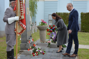 Za město Znojmo položili květy u památníku osvoboditelů starosta František Koudela a místostarostka Bohumila Beranová.