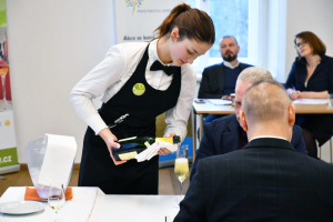 Sophia Maria Hubler, vítězka kategorie Junior, při servisu sektu