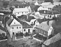 Bílý dům zhruba uprostřed je místo, kde se budoucí sběratel fotografií narodil. Okno přízemního pokoje vpravo, kde poprvé spatřil světlo světa, není vidět.