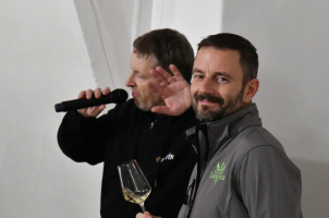 V bývalých klášterních sklepech vedl řízenou ochutnávku ředitel Znovínu Karel Matula a enolog Vinných sklepů Lechovice Jan Hrachovský.