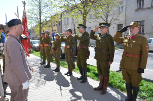 K poctě zbraň! i další povely dával polnicí Petr Vršek pocházející ze Znojma. Dnes žije v Brně.