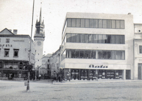 Obchodní dům Baťa s původní funkcionalistickou fasádou, po roce 1930. foto: archiv JMM