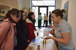 Martina Dvořáková, vrchní sestra Dr. Digital, předvádí zájemkyním používání digitální zdravotní karty.