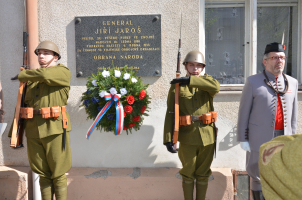 Členové znojemského Sokola a brněnského Klubu policejní historie si každoročně počátkem dubna připomínají popravu generála Jiřího Jaroše u jeho znojemské pamětní desky.