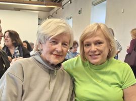 Hogenová při autogramiádě s posluchačkou Ivanou Pesauovou.