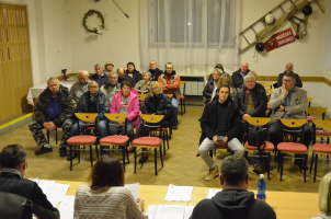 Na zasedání zastupitelstva obce se přišlo podívat zhruba dvacet občanů. foto: -mem-