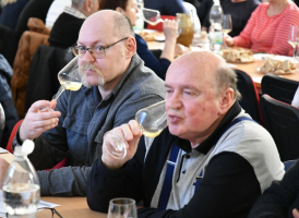 Procházky časem se účastnila převážně starší generace, ale nechyběli ani mladí.