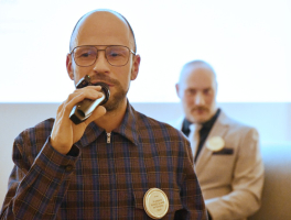 Ředitel Znojemské Besedy Jaroslav Chaloupecký (v pozadí starosta Znojma František Koudela) přibližuje vizuály oslav 800 let Znojma.