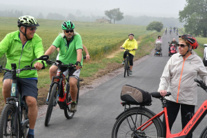 Ráno překvapila cyklisty přijíždějící na slavnostní otevření cyklostezky mlha, která se naštěstí záhy rozplynula. foto: -eis-