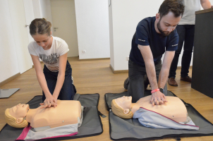 Dvojice dobrovolníků se připravuje na soutěž v resuscitaci.