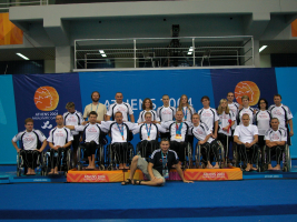 Plavecký paralympijský tým Atény 2004.