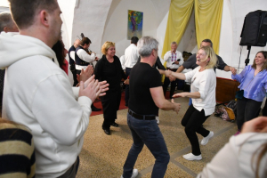 Víno a hudba přivedly některé hosty do víru tance.