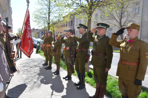 K poctě zbraň! i další povely dával polnicí Petr Vršek pocházející ze Znojma. Dnes žije v Brně.