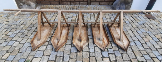 Celodřevěné náčiní na ošetřování řepky uzpůsobené na sběr hmyzích škůdců, ruční výroba; 40. léta 20. století; Dolní Dubňany. Roku 2023 muzeu daroval Bořivoj Kohoutek z Dolních Dubňan. Jde o jeden z dvou exemplářů, které se svého času v Dolních Dubňanech p
