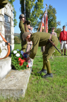 Kladení věnce ke Chlupovu pomníku.