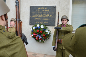 Členové znojemského Sokola a brněnského Klubu policejní historie si každoročně počátkem dubna připomínají popravu generála Jiřího Jaroše u jeho znojemské pamětní desky.