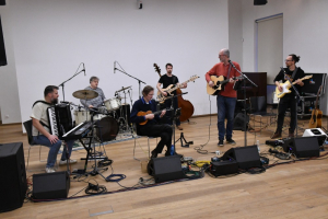 Mirek Kemel s kapelou v Centru Louka ve Znojmě. Foto: -eis-