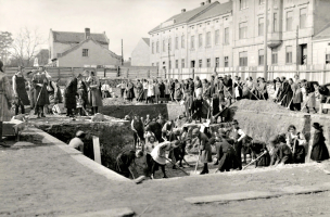 Na stavbě znojemské sokolovny, jež začala 26. března 1924, pomáhali rovněž nečlenové Sokola. Snímek zachycuje žákyně školy Vlasta. reprofoto: Josef Vlasák