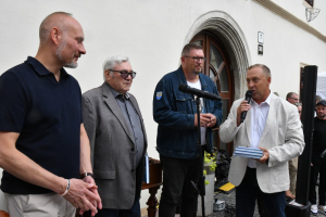 Křtu knihy byla přítomna řada osobností, zleva starosta Znojma František Koudela, autor knihy Jaromír Čepička, senátor Tomáš Třetina a vydavatel Martin Sedláček.