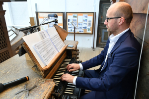 Pavel Svoboda si s chutí zahrál na barokní varhany.