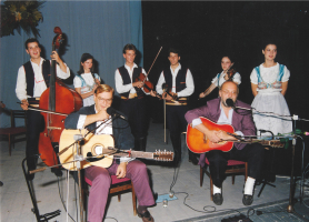 Cimbálka si mimo jiné zahrála i s písničkáři Janem a Honzou Nedvědovými, konkrétně roku 1994. Vyprodáno bylo dřív, ještě než tiskárna dodala plakáty.