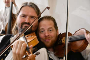 Muzikanti z cimbálky nejsou rozhodně žádní škarohlídi a dovedou si udělat sami ze sebe legraci.