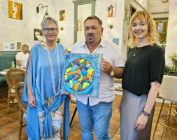 Zleva autorka obrazu Monika Pilátová, vydražitel, který si nepřál zveřejnit své jméno, a ředitelka organizace Kruh Znojmo Pavla Kochová.
