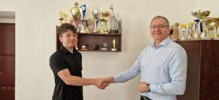 Gratulace ředitele školy Mgr. P. Koláře studentovi P. Krotkému.