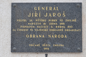 Pamětní desku hrdiny hrdinovi druhého odboje generála Jiřího Jaroše dnes najdete na domě číslo 26 ve znojemské Jarošově ulici.
