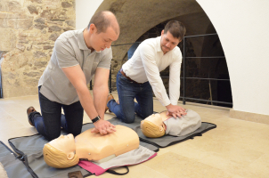 Lékař Jan Richter zaškoluje na figuríně znojemského místostarostu Jakuba Malačku jak správně resuscitovat člověka.