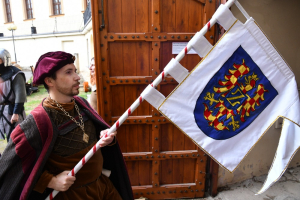 Znak Znojma na standartě, jak ho známe i z dnešních dní.