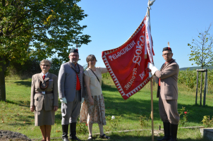 Paní Eva, praneteř Otmara Chlupa, se členy znojemského Sokola Věrou Macounovou, Radmilem Kasalem a Miroslavem Němcem.