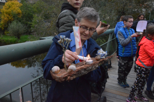 Svíčku na symbolické lodičce zapaluje Věra Macounová, náčelnice Tělocvičné jednoty Sokol Znojmo.