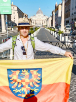 Před vstupem do baziliky sv. Petra.