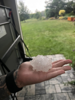 V Hlubokých Mašůvkách padaly kroupy o velikosti pěsti. Foto: Karolína Procházková