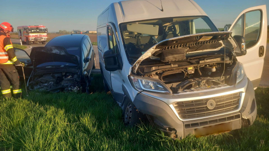 Dvě zranění po nehodě u Olbramovic, auta skončila v poli