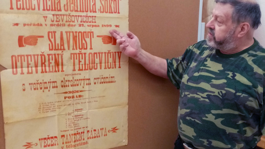 Plakát v krabici od banánů připomíná minulost